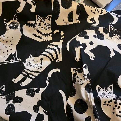 Large black natural kitty - &,